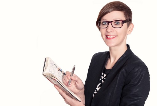 Christina-mit-Notizbuch.jpg